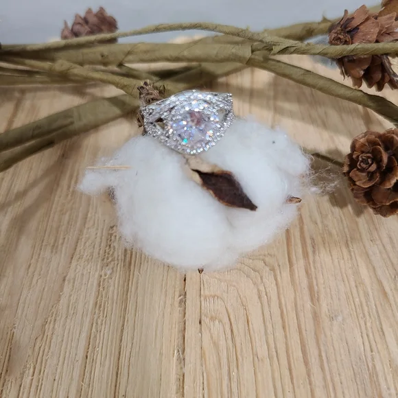 🤍🤍NEW🤍🤍BREATHTAKING!! WOW FACTOR!! CZ Silver Plated Ring🤍🤍 - Picture 10 of 16